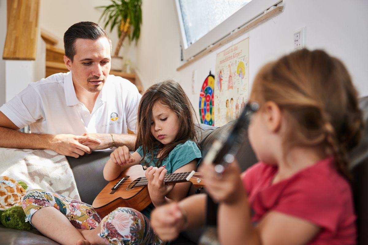 Docent geeft les aan kinderen thuis