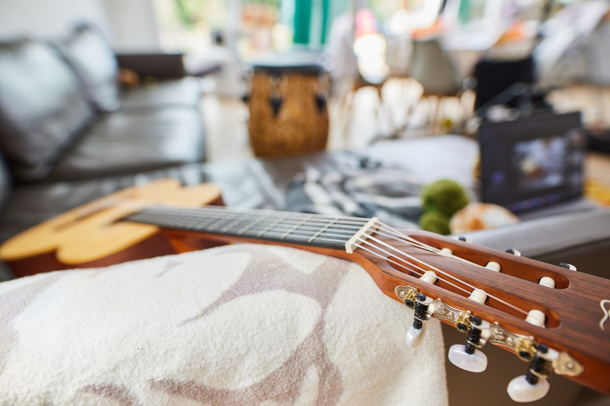 Kind speelt gitaar op de bank thuis